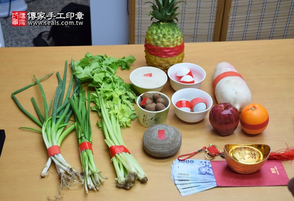 剃胎毛、滿月剃頭、嬰兒剃頭、嬰兒理髮、嬰兒剃髮、嬰兒剃胎毛、嬰兒滿月剃頭、寶寶剃頭、剃胎毛儀式、剃胎毛吉祥話、滿月剃頭儀式、滿月剃頭吉祥話、寶寶剃胎毛、寶寶滿月剃頭理髮、 台中市北區剃胎毛、台中市北區滿月剃頭、台中市北區嬰兒剃頭剃胎毛、台中市北區嬰兒理髮、台中市北區嬰兒剃髮、陳寶寶(台中市北區嬰兒寶寶滿月剃頭理髮、免費嬰兒剃胎毛儀式吉祥話)。中國風會場，爸媽寶貝免費穿「日中韓」古裝禮服。專業拍照、DVD光碟、證書。★購買「臍帶章、肚臍章、胎毛筆刷印章」贈送：剃頭、收涎、抓周，三選一。2015.12.28 照片1